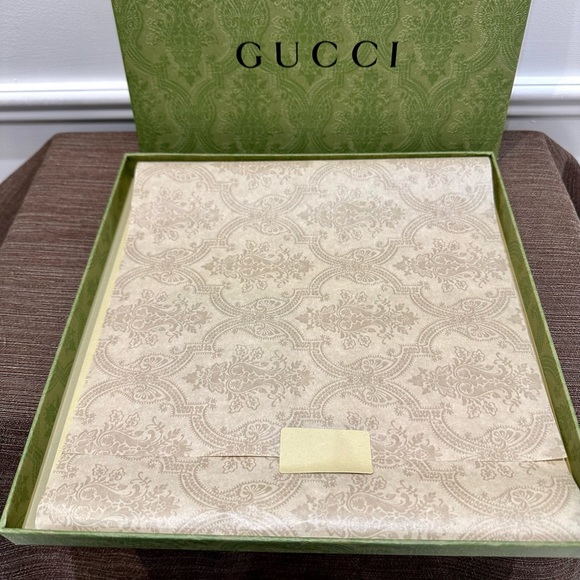 Authentic GUCCI gift box for scarf with matching gift bag, GUCCI ribbon and tag - Picture 3 of 10